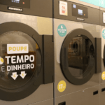 Máquina de secar em utilização - secagem rápida, simples e eficaz nas lavandarias self-service washy.